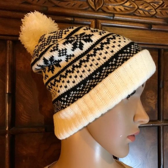 *2 PCS* Fair Isle & Hearts Scarf and Hat Set - Picture 3 of 10